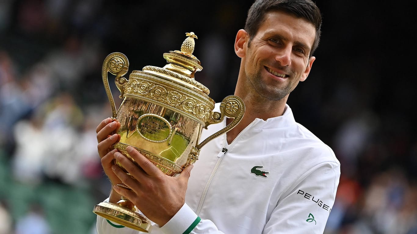 Novak Djokovic mit dem Wimbledon-Pokal: Der Serbe hat die Möglichkeit, 2022 seinen Titel zu verteidigen.