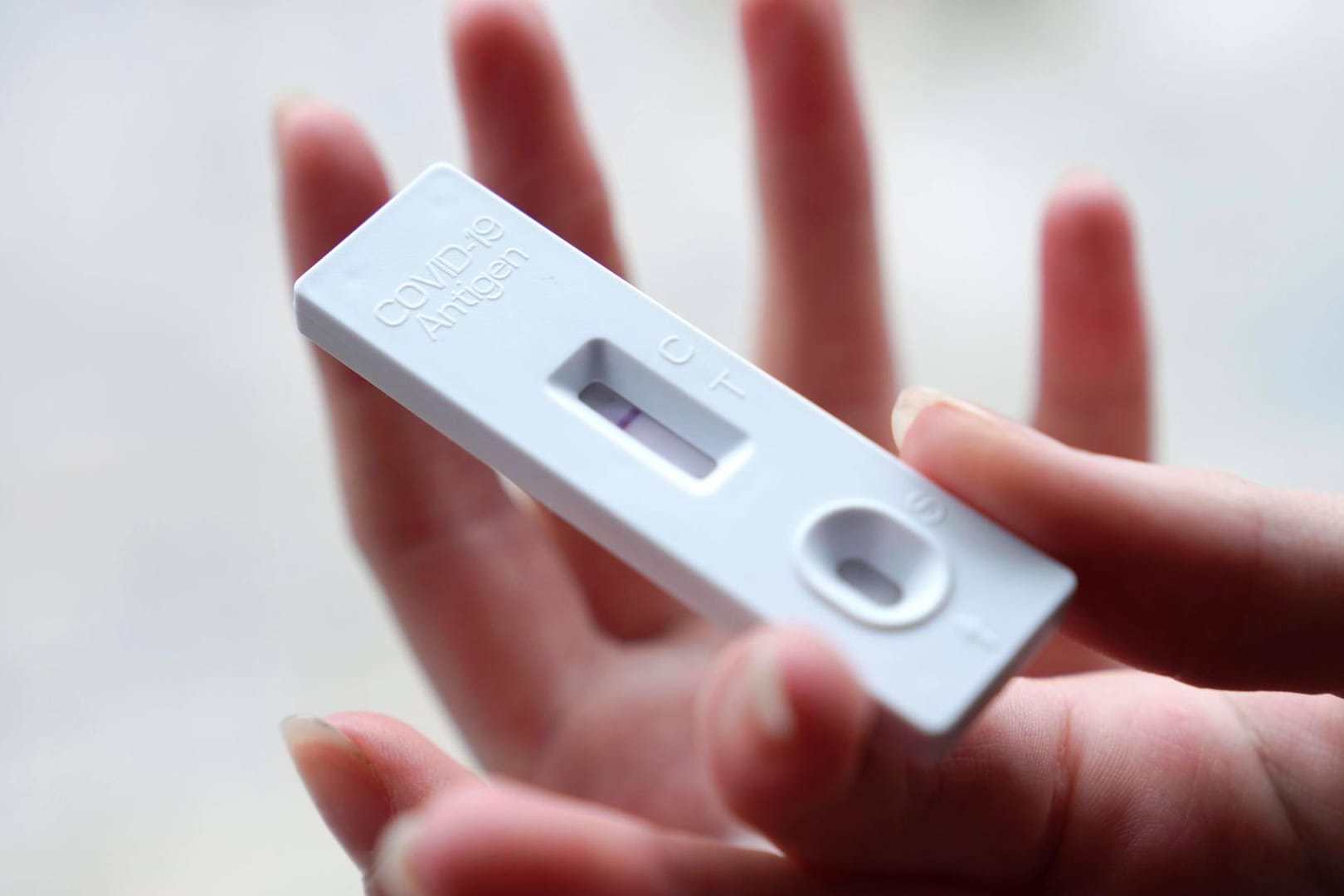 Testpflicht in Schulen und Kitas in der Pandemie. Ein negativer Antigen-Schnelltest (Symbolbild): Das Kabinett in München hat das Ende der Testpflichten in Bayern beschlossen.