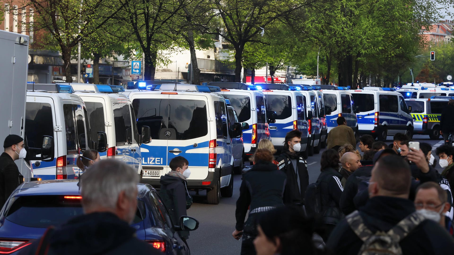 Dutzende Polizeiwagen fahren am 1. Mai 2021 durch Berlin (Archivbild): Auch in diesem Jahr sind wieder Demos mit zehntausenden Menschen angekündigt.