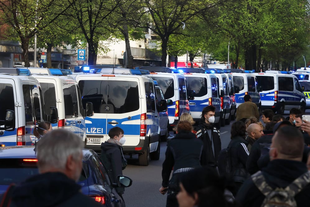 Dutzende Polizeiwagen fahren am 1. Mai 2021 durch Berlin (Archivbild): Auch in diesem Jahr sind wieder Demos mit zehntausenden Menschen angekündigt.