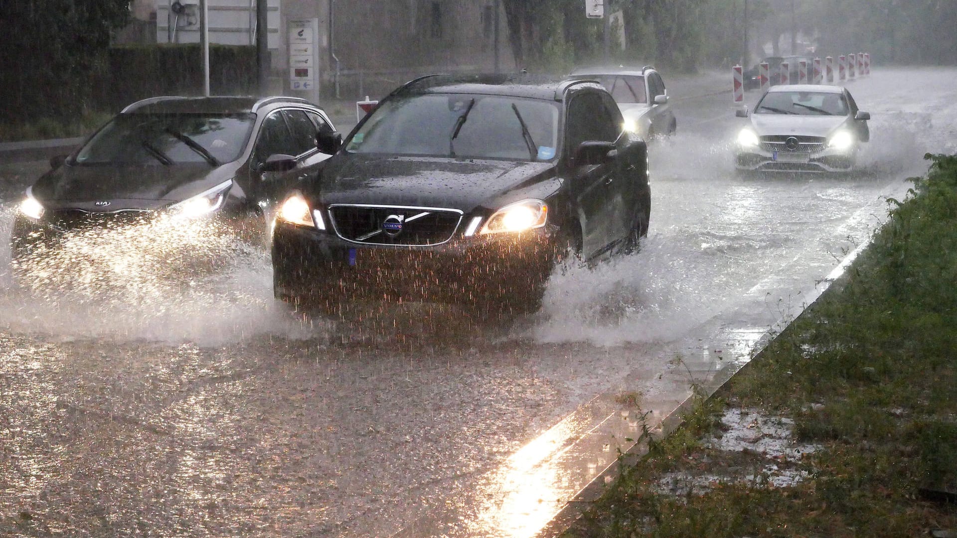 Kein Kontakt mehr zur Fahrbahn: Aquaplaning ist eine oft unterschätzte Gefahr für Autofahrer.