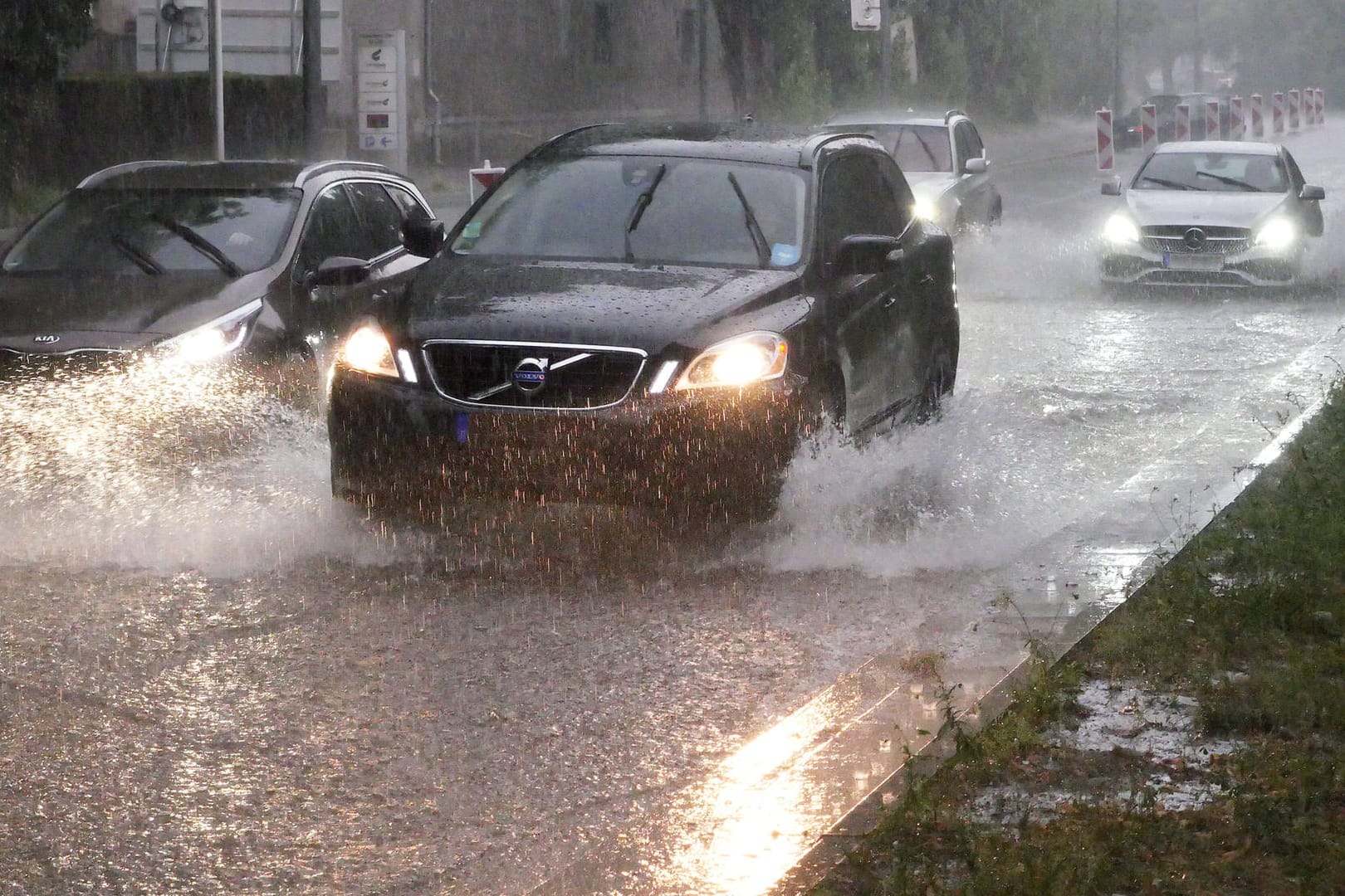 Kein Kontakt mehr zur Fahrbahn: Aquaplaning ist eine oft unterschätzte Gefahr für Autofahrer.