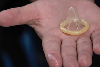 Ein Kondom (Symbolbild): CPR gilt als größter Kondomhersteller Europas.