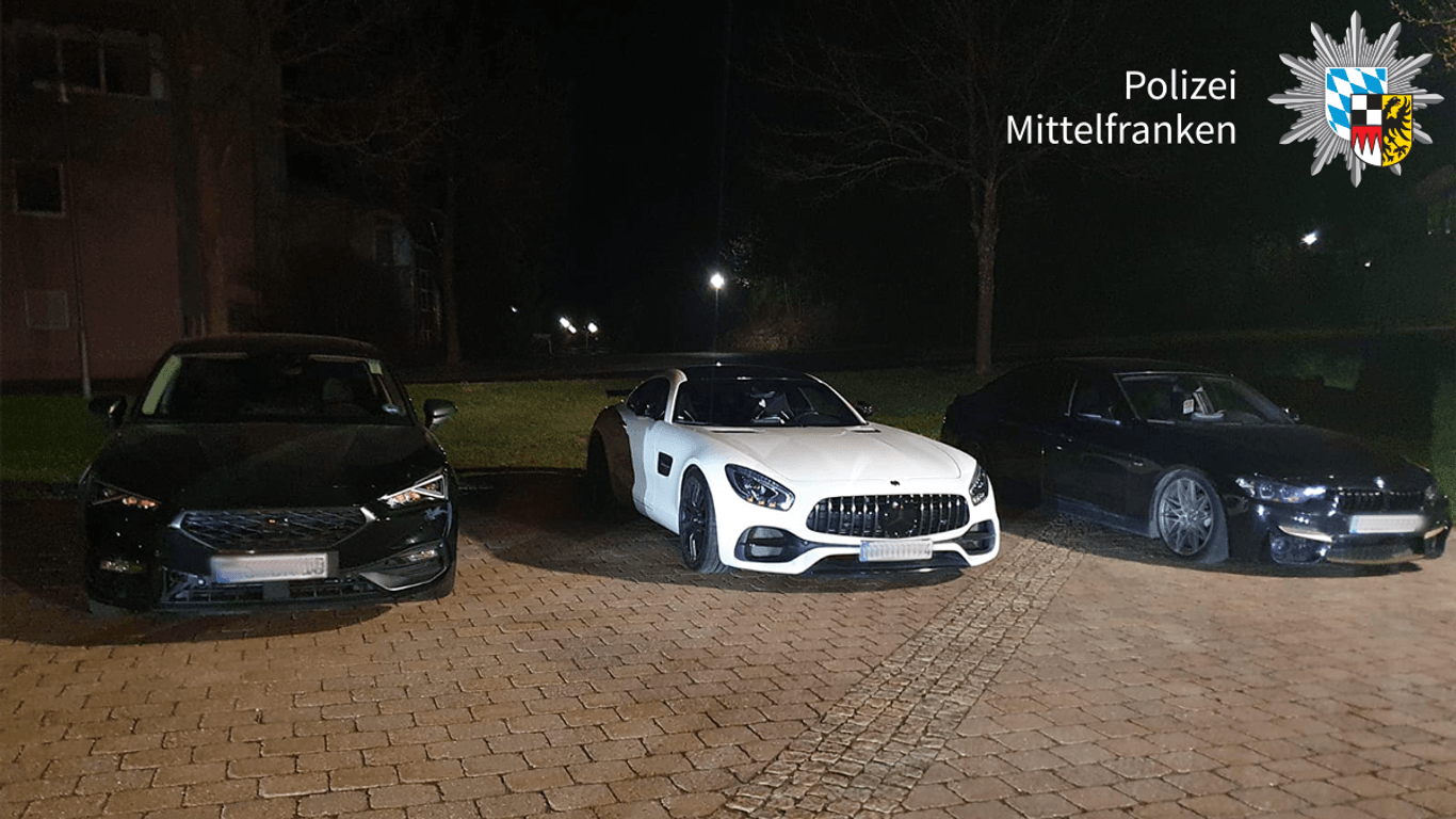 Diese drei Fahrzeuge hat die Polizei in Mittelfranken nach einer Raserei beschlagnahmt.