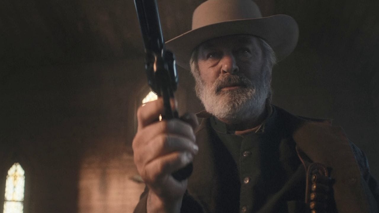 Dieses vom Büro des Sheriffs von Santa Fe County herausgegebene Videostandbild zeigt Alec Baldwin beim Üben am Set. Dieses vom Büro des Sheriffs von Santa Fe County herausgegebene Videostandbild zeigt Alec Baldwin beim Üben am Set.