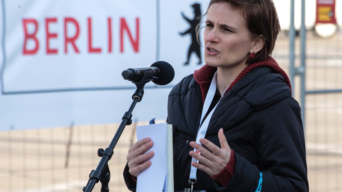 Katja Kipping bei der Eröffnung des Ukraine-Flüchtlings-Zentrums am ehemaligen Flughafen Tegel in Berlin (Archivbild): Zwei Monate nach Kriegsbeginn geht Sozialsenatorin Katja Kipping mittlerweile von rund 58.000 Neuberlinern aus der Ukraine aus.