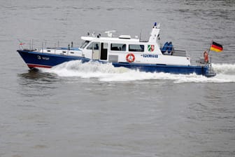 Ein Patrouillenboot der Kölner Wasserschutzpolizei auf dem Rhein (Symbolfoto): Wegen eines Ölfilms kam es zu einem Einsatz.