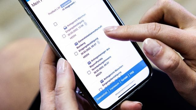 Seit Anfang Februar können Bürger in Bayern über die "BayernApp" Klagen bei den Gerichten oder Strafanzeigen bei den Staatsanwaltschaften online einreichen.