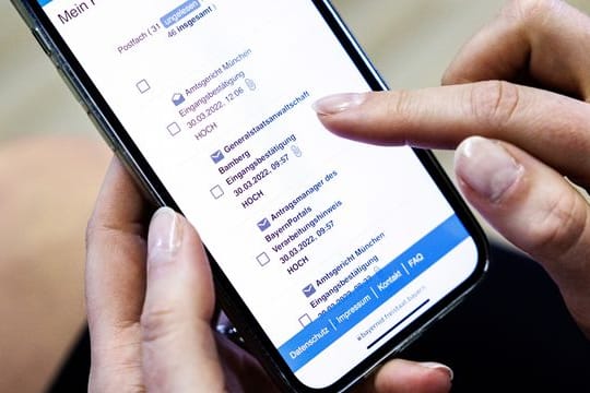 Seit Anfang Februar können Bürger in Bayern über die "BayernApp" Klagen bei den Gerichten oder Strafanzeigen bei den Staatsanwaltschaften online einreichen.