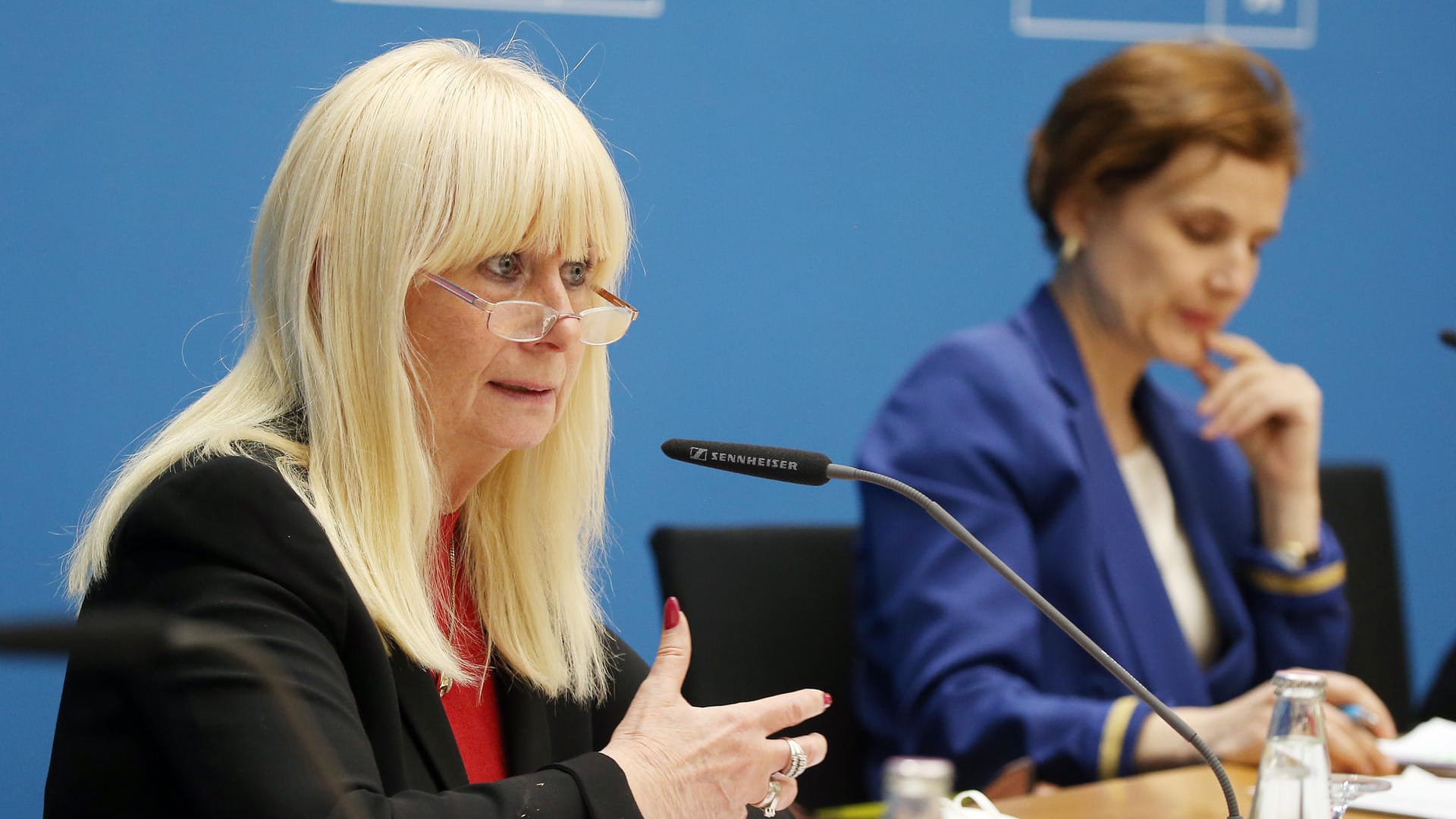 Iris Spranger (SPD), Innensenatorin, und Katja Kipping (Linke), Senatorin für Soziales und Arbeit, bei der Senatspressekonferenz: Wieviele Beamte am 1. Mai zum Einsatz kommen, hängt auch von der Lage in anderen Bundesländern ab.