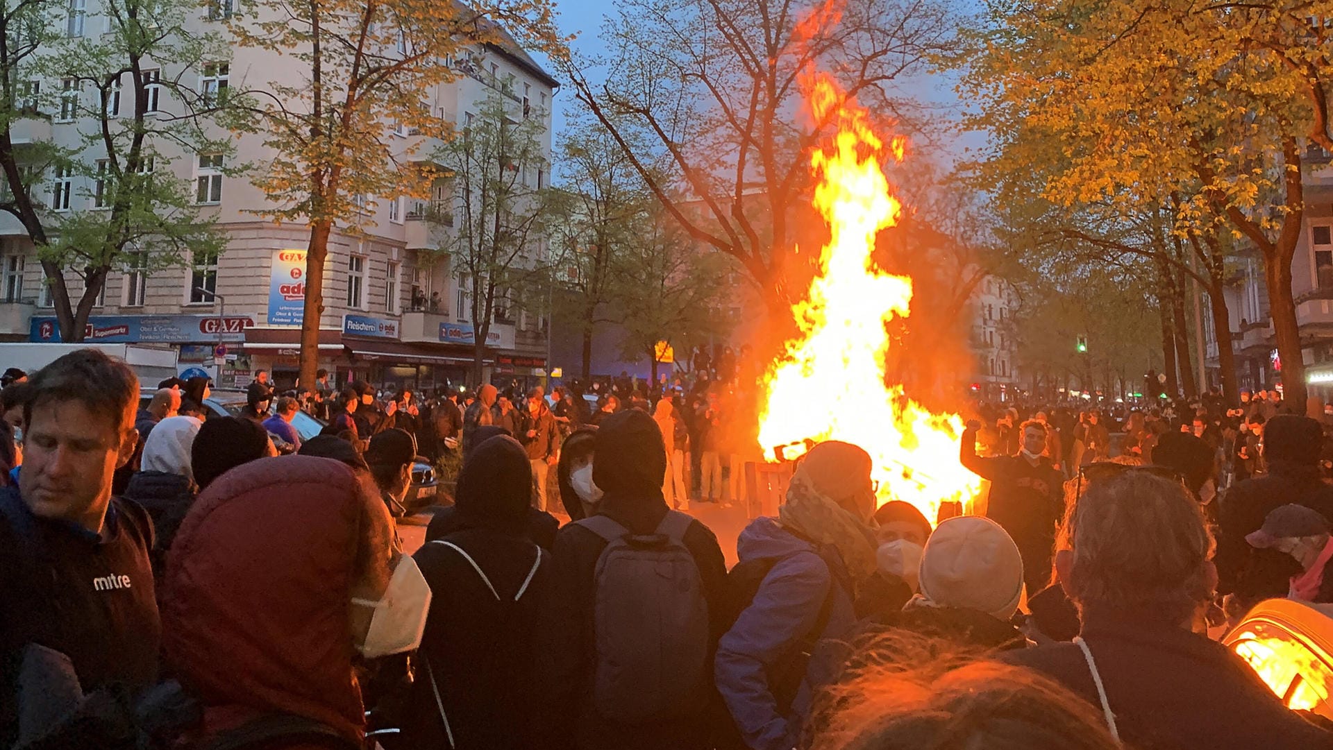 Eine brennende Mülltonne am 1. Mai 2021 in Berlin: Auch dieses Jahr wird mit Ausschreitungen gerechnet.