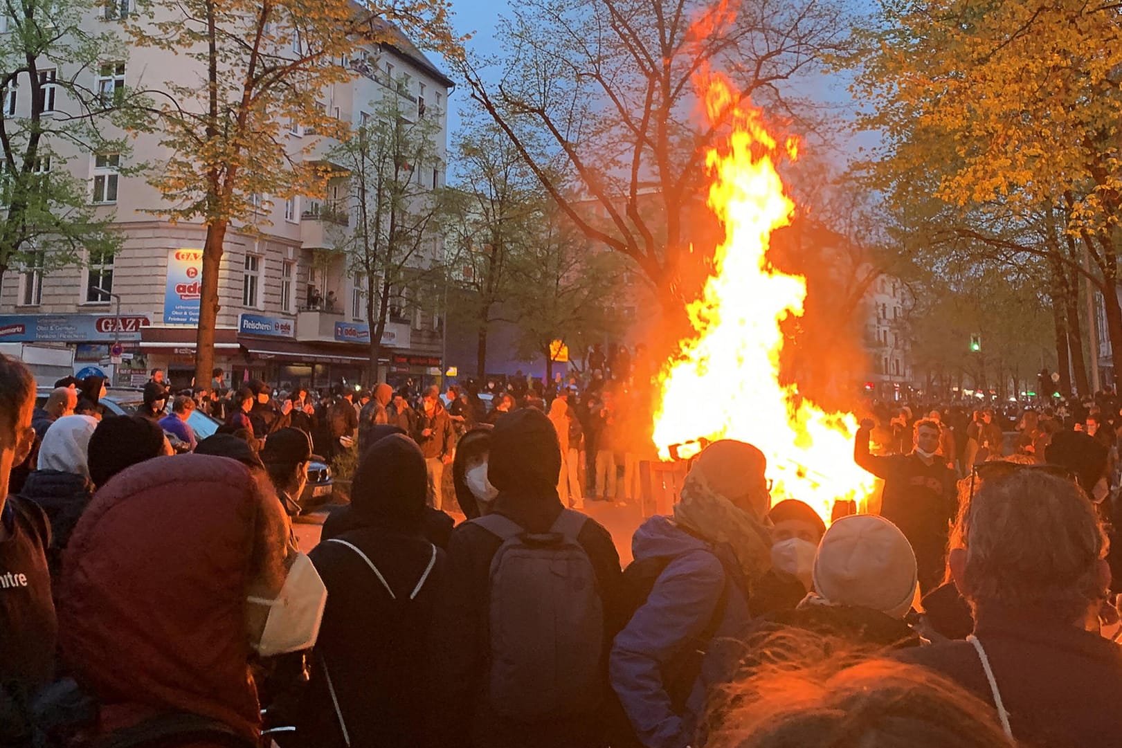 Eine brennende Mülltonne am 1. Mai 2021 in Berlin: Auch dieses Jahr wird mit Ausschreitungen gerechnet.