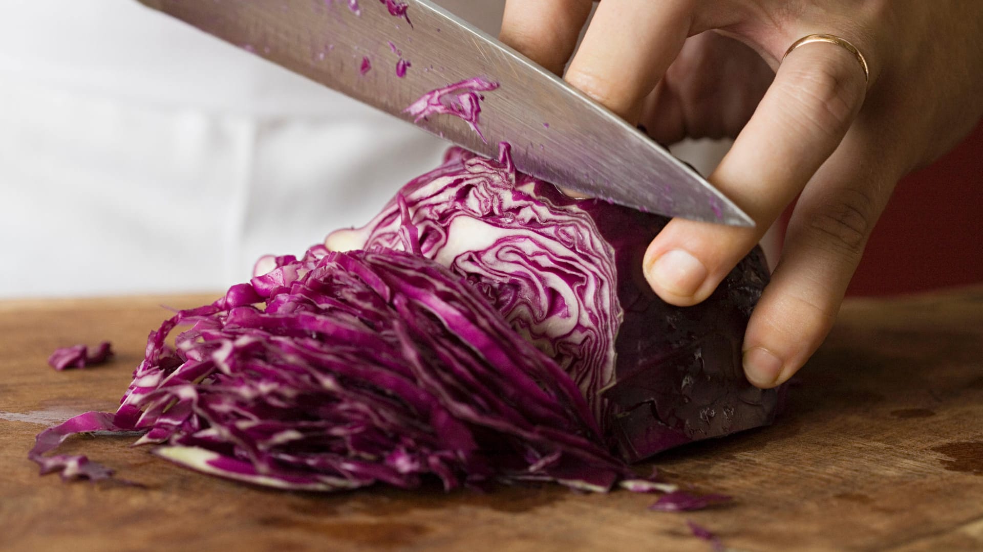 Rotkohl schneiden: Wenn Sie den Kohl roh verzehren wollen, sollten Sie ihn in besonders feine Streifen schneiden.