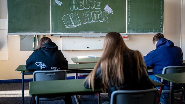 Schüler sitzen auf ihren Plätzen