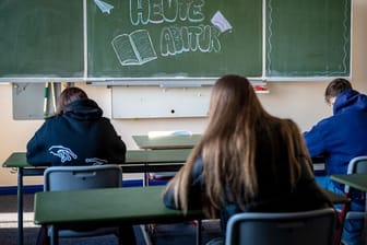 Schüler sitzen auf ihren Plätzen