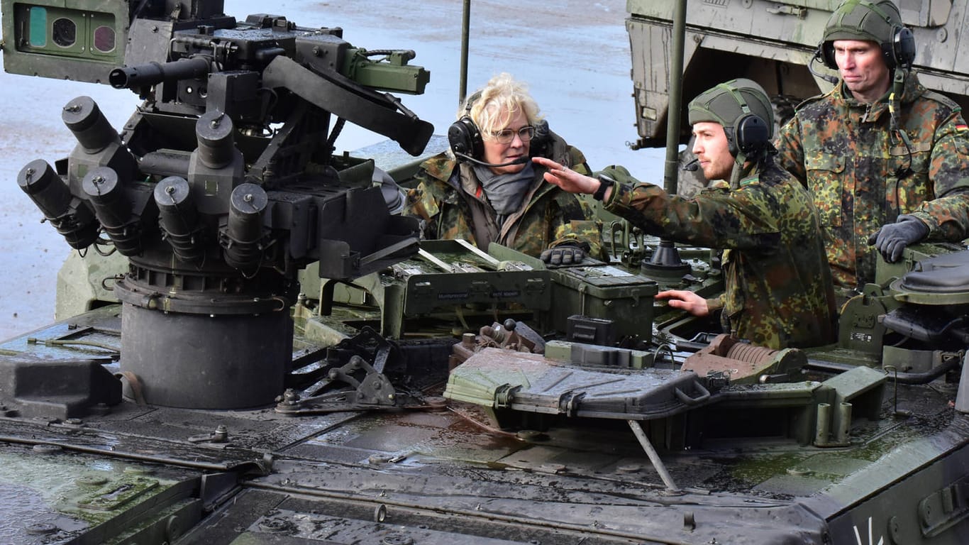 Verteidigungsministerin Christine Lambrecht (SPD) in einem Panzer GTK Boxer: Welche schweren Waffen liefert Deutschland der Ukraine?