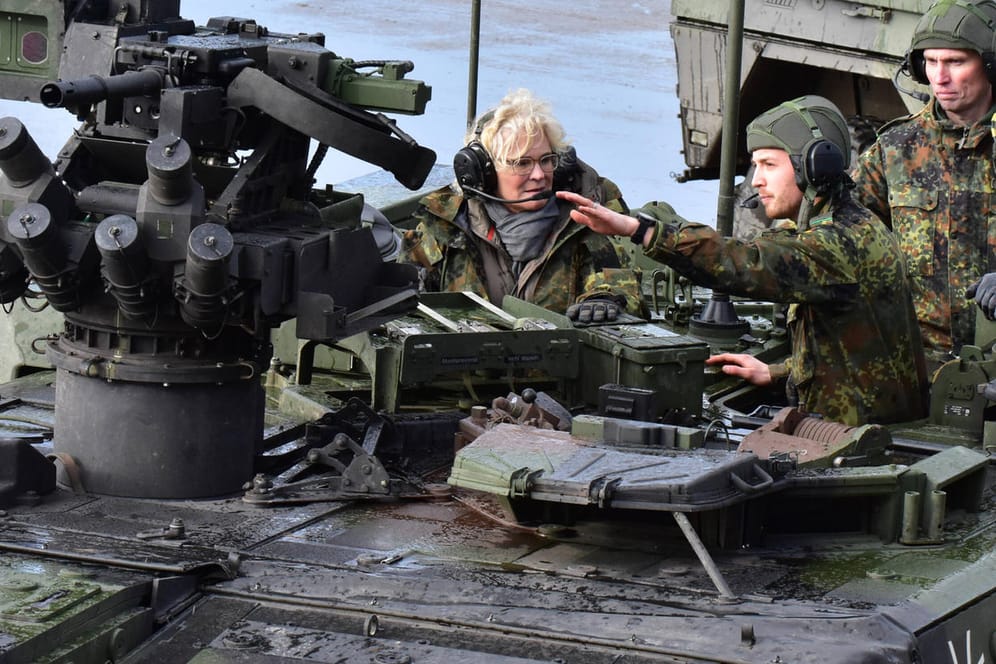 Verteidigungsministerin Christine Lambrecht (SPD) in einem Panzer GTK Boxer: Welche schweren Waffen liefert Deutschland der Ukraine?