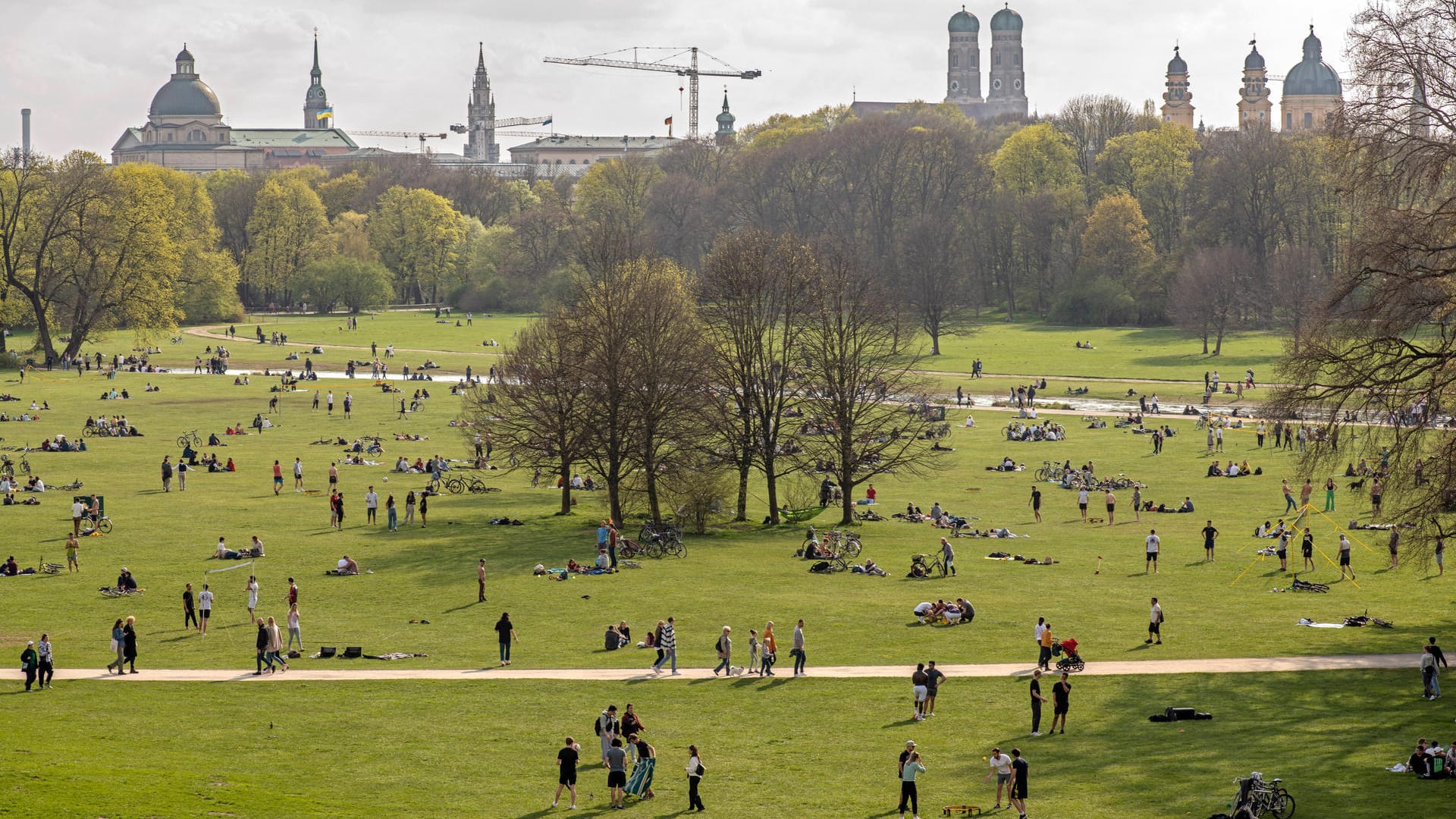 Ein Frühlingstag im Englischen Garten in Münchner (Archivbild): Mit dem Projekt "Wildblumenwiesen im Gartendenkmal" will Bayerns Schlösserverwaltung die Artenvielfalt stärken. Ein Frühlingstag im Englischen Garten in Münchner (Archivbild): Mit dem Projekt "Wildblumenwiesen im Gartendenkmal" will Bayerns Schlösserverwaltung die Artenvielfalt stärken.