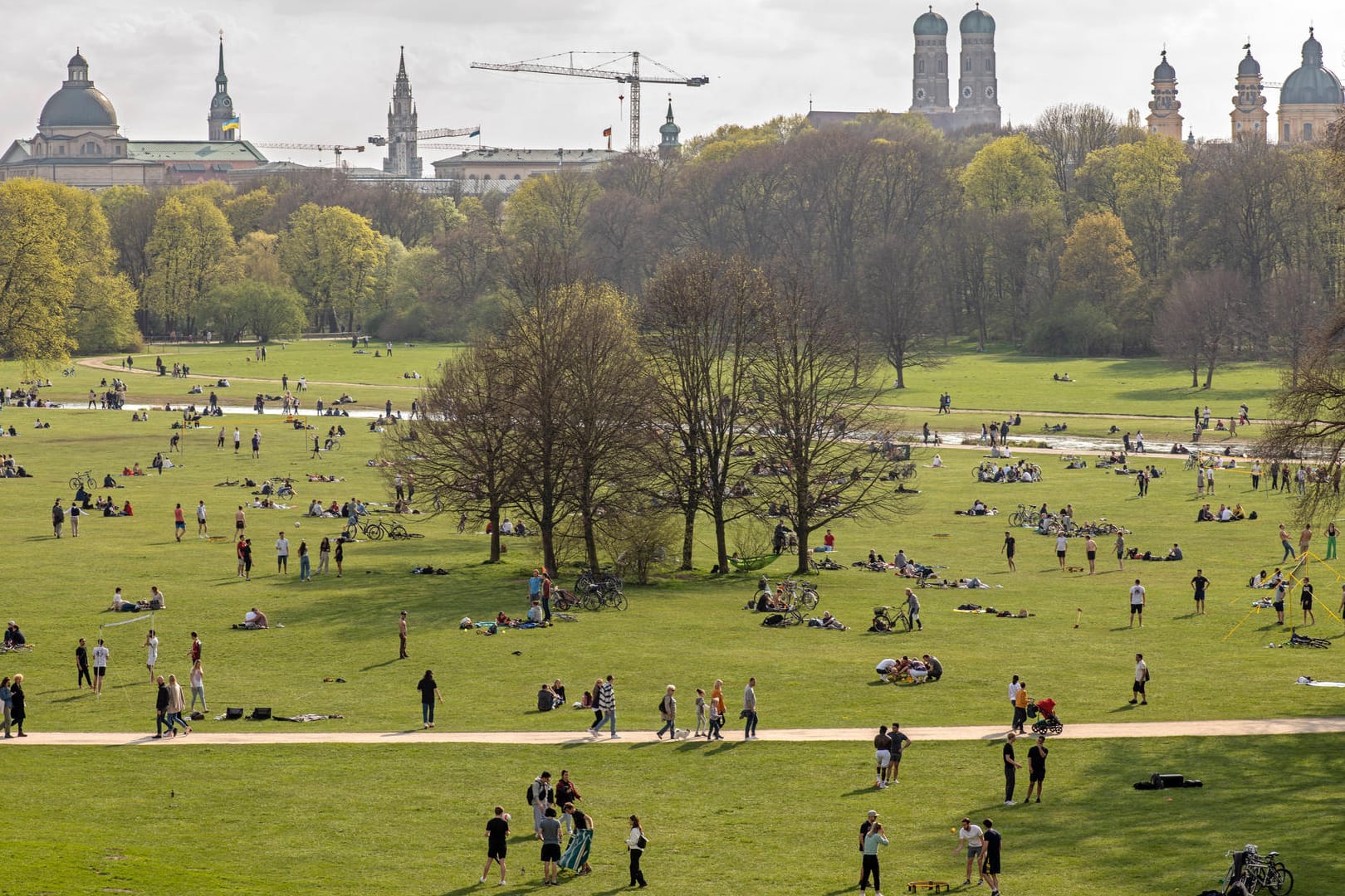 Ein Frühlingstag im Englischen Garten in Münchner (Archivbild): Mit dem Projekt "Wildblumenwiesen im Gartendenkmal" will Bayerns Schlösserverwaltung die Artenvielfalt stärken.