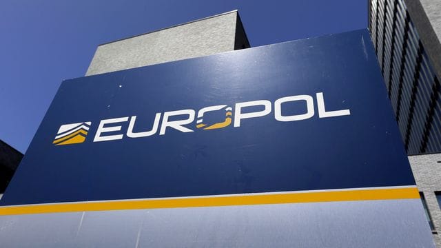 Logo und Schriftzug der Europäischen Polizeibehörde Europol vor dem Hauptquartier in Den Haag.