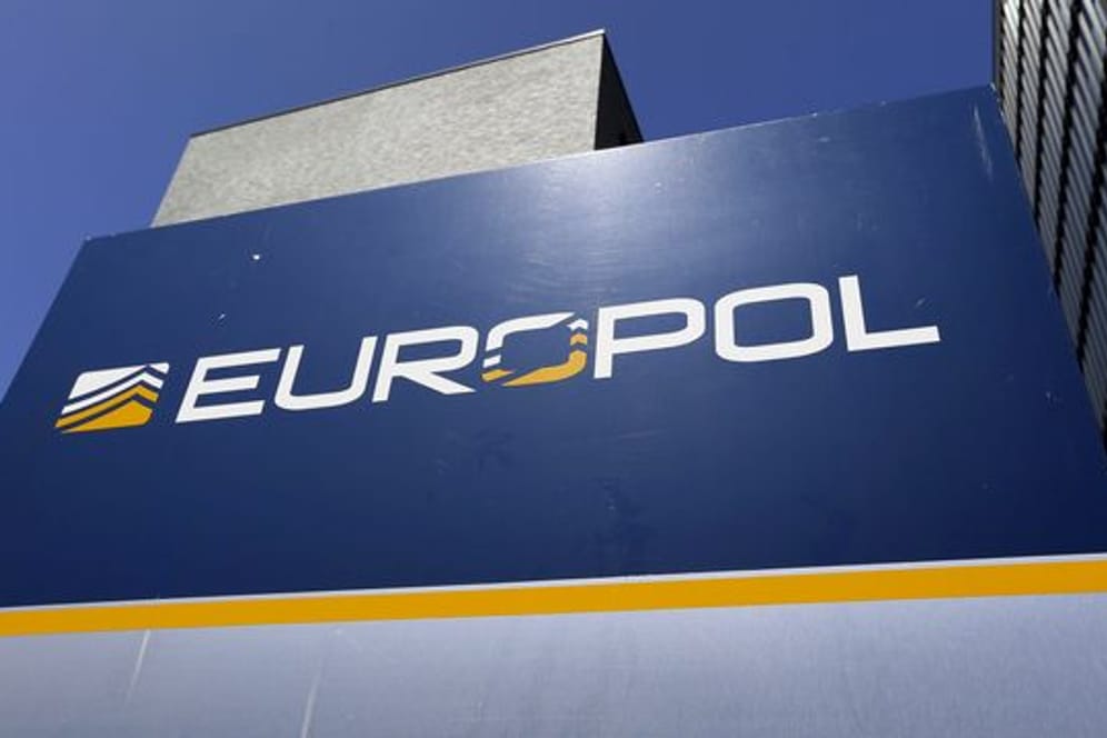 Logo und Schriftzug der Europäischen Polizeibehörde Europol vor dem Hauptquartier in Den Haag.
