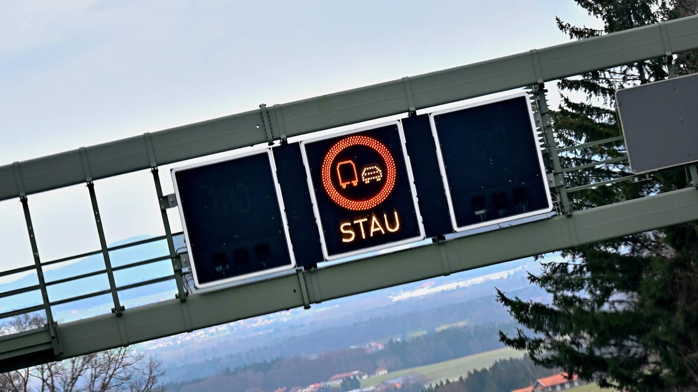 Stauanzeige auf der Autobahn A8 in Bayern (Symbolbild): Die Lkw-Blockabfertigung in Österreich hat am Dienstag erneut einen langen Stau verursacht.
