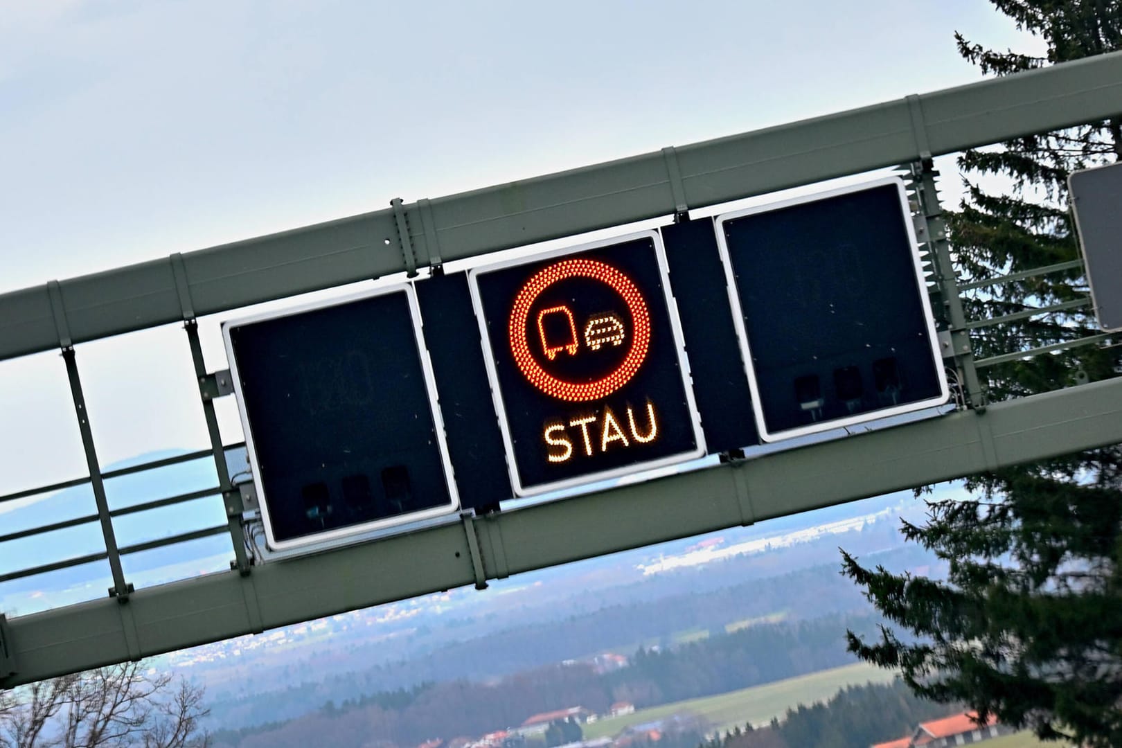 Stauanzeige auf der Autobahn A8 in Bayern (Symbolbild): Die Lkw-Blockabfertigung in Österreich hat am Dienstag erneut einen langen Stau verursacht.