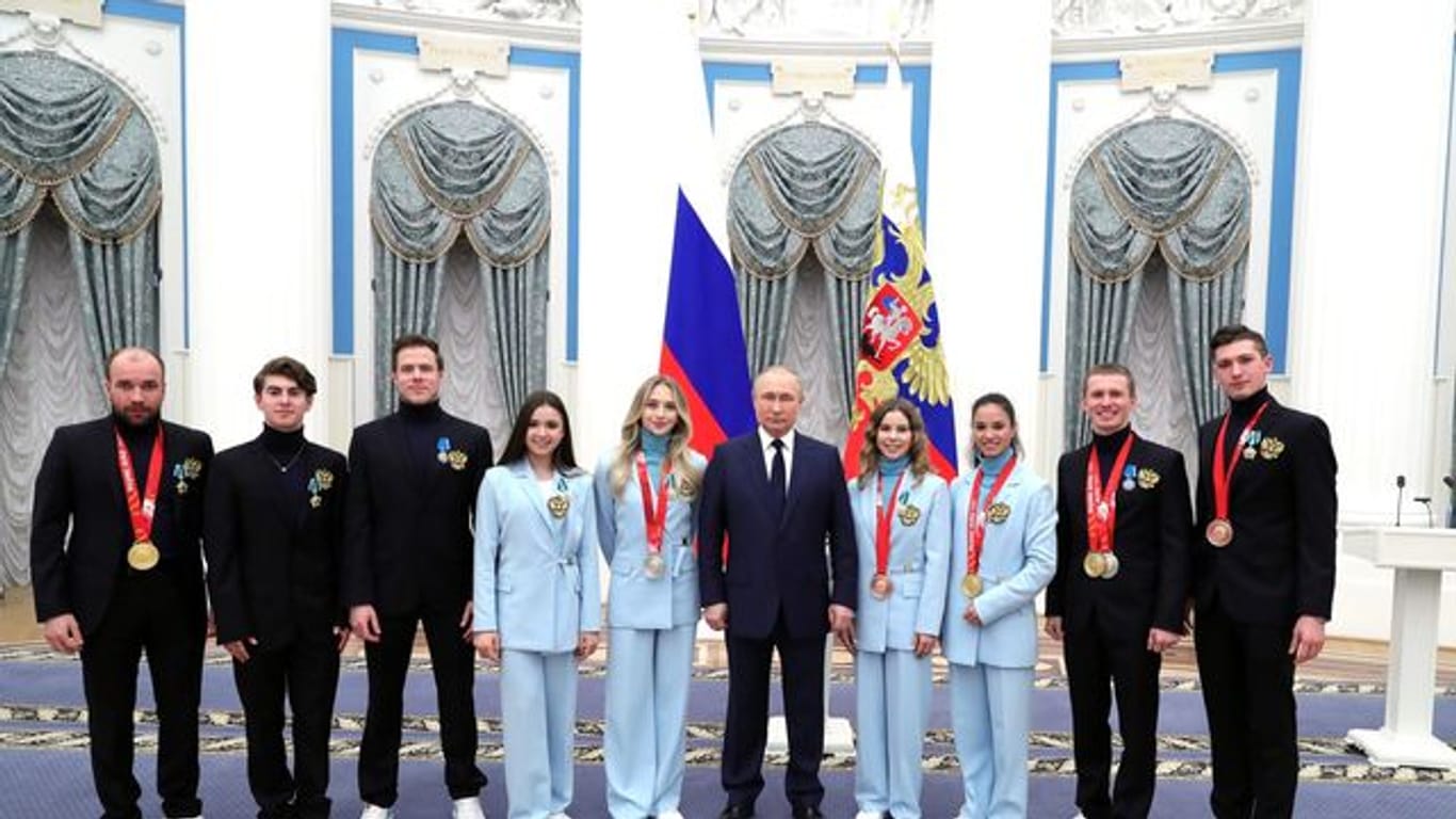 Russlands Präsident Wladimir Putin posiert mit Medaillengewinnern der Olympischen Winterspiele in Peking.