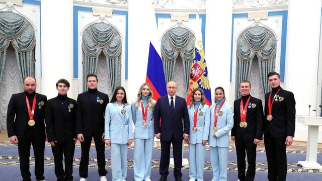 Russlands Präsident Wladimir Putin posiert mit Medaillengewinnern der Olympischen Winterspiele in Peking.