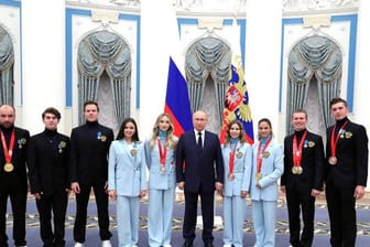 Russlands Präsident Wladimir Putin posiert mit Medaillengewinnern der Olympischen Winterspiele in Peking.