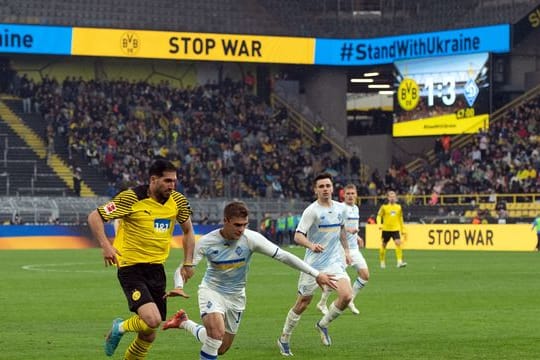 Dortmunds Emre Can (l) und Kostiantyn Vivcharenko kämpfen beim Benefizspiel um den Ball.