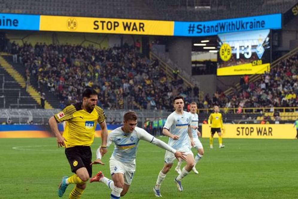 Dortmunds Emre Can (l) und Kostiantyn Vivcharenko kämpfen beim Benefizspiel um den Ball.