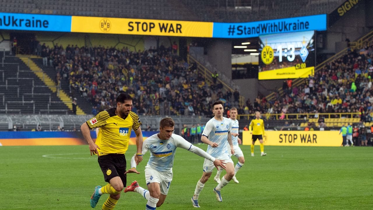 Dortmunds Emre Can (l) und Kostiantyn Vivcharenko kämpfen beim Benefizspiel um den Ball. Dortmunds Emre Can (l) und Kostiantyn Vivcharenko kämpfen beim Benefizspiel um den Ball.
