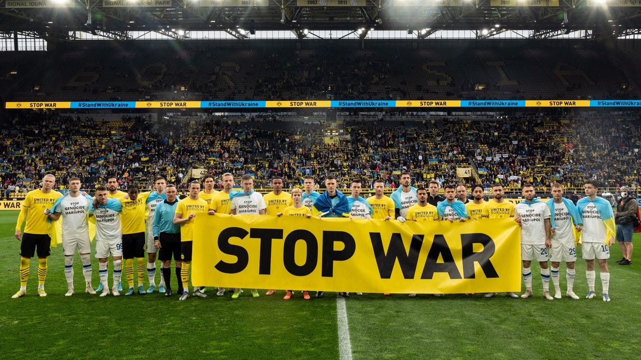 Vor dem Spiel geben beide Teams mit einem Banner ein Statement gegen den Krieg in der Ukraine ab. Vor dem Spiel geben beide Teams mit einem Banner ein Statement gegen den Krieg in der Ukraine ab.