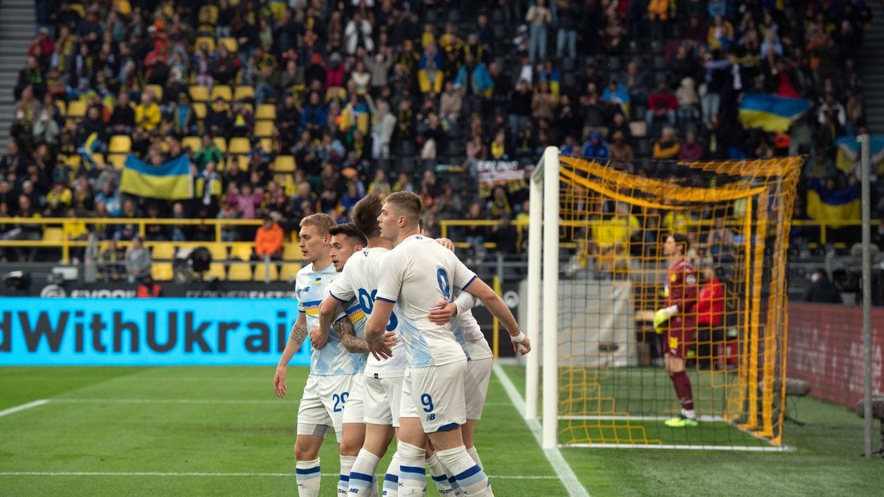 Die Spieler von Dynamo Kiew jubeln über den Treffer zur 2:1-Führung. Die Spieler von Dynamo Kiew jubeln über den Treffer zur 2:1-Führung.