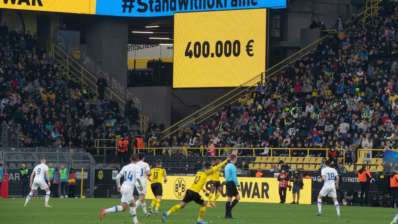 Beim Benefizspiel sind 400. Beim Benefizspiel sind 400.