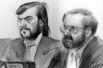 Zeichnung des Täters Detlef M. (l) mit seinem Anwalt (Archivbild): Ermittler sind sicher, dass er auch Claudia Otto getötet hat.