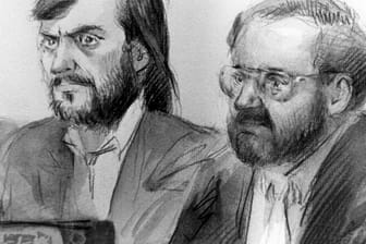 Zeichnung des Täters Detlef M. (l) mit seinem Anwalt (Archivbild): Ermittler sind sicher, dass er auch Claudia Otto getötet hat.