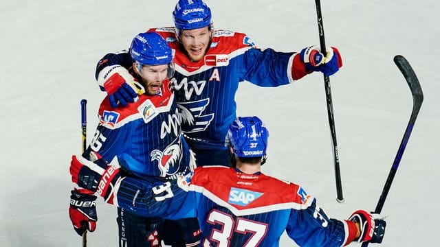Die Spieler von Adler Mannheim feiern das Tor zum 4:3 gegen die Eisbären Berlin.