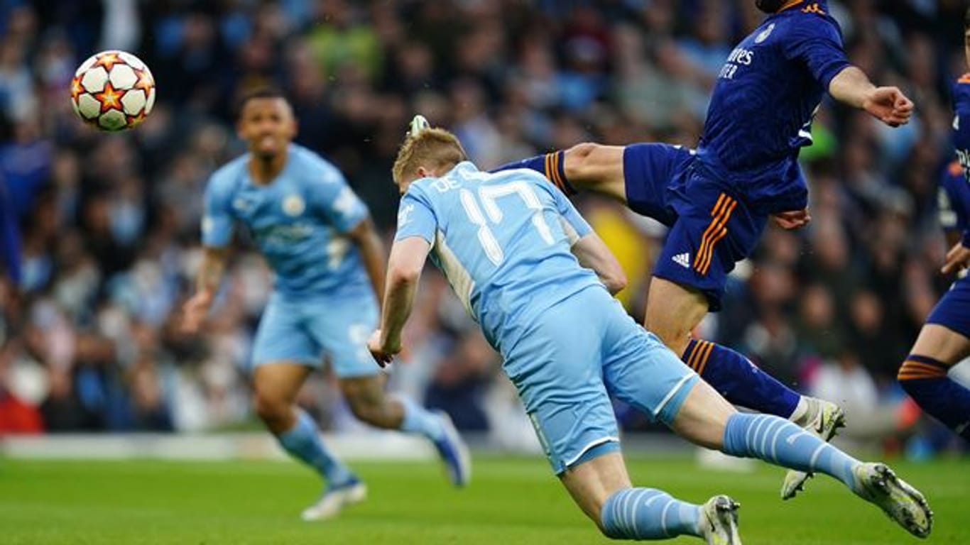 Kevin De Bruyne (M) von Manchester City köpft zum 1:0 gegen Real Madrid ein.