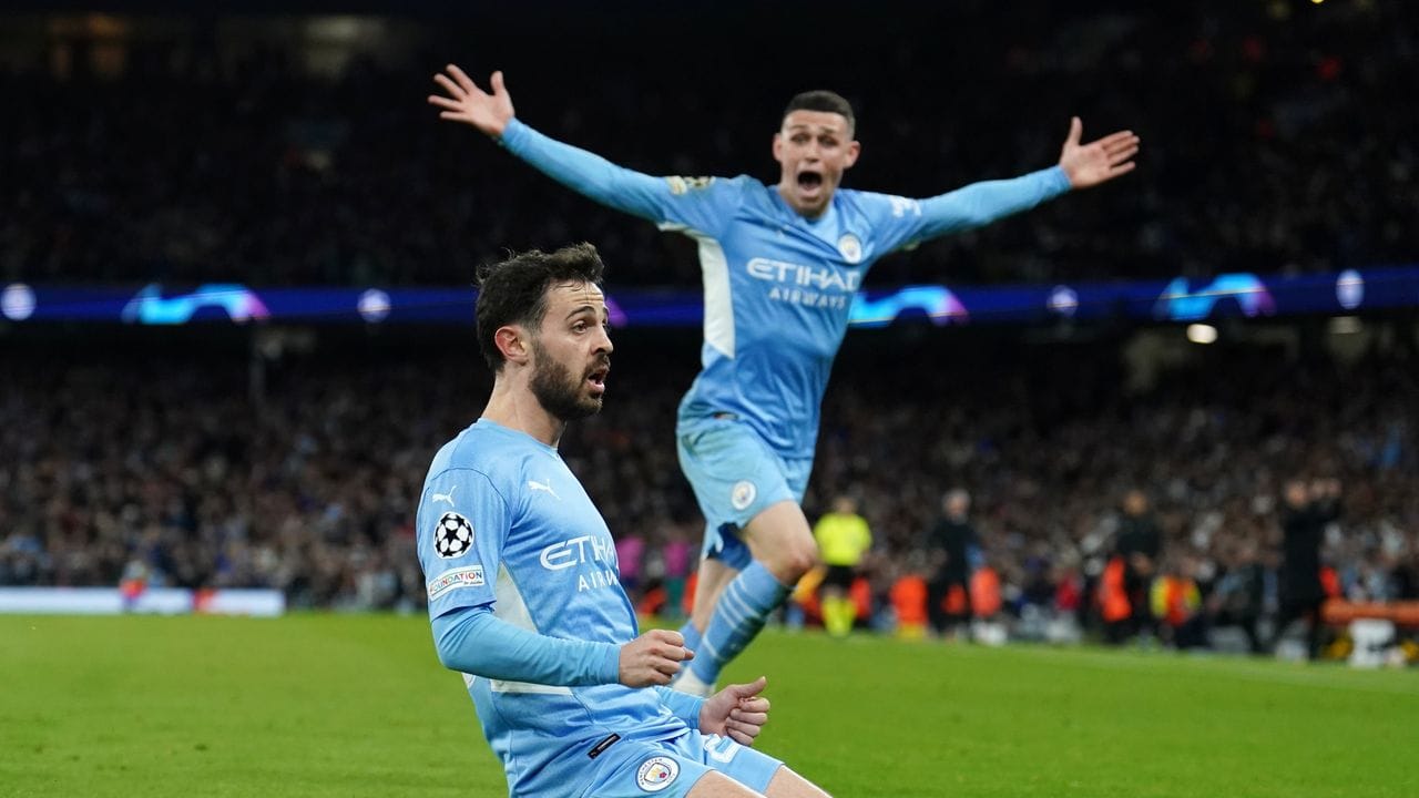 Bernardo Silva (vorne) hat das 4:2 für Manchester City erzielt und feiert sein Tor.