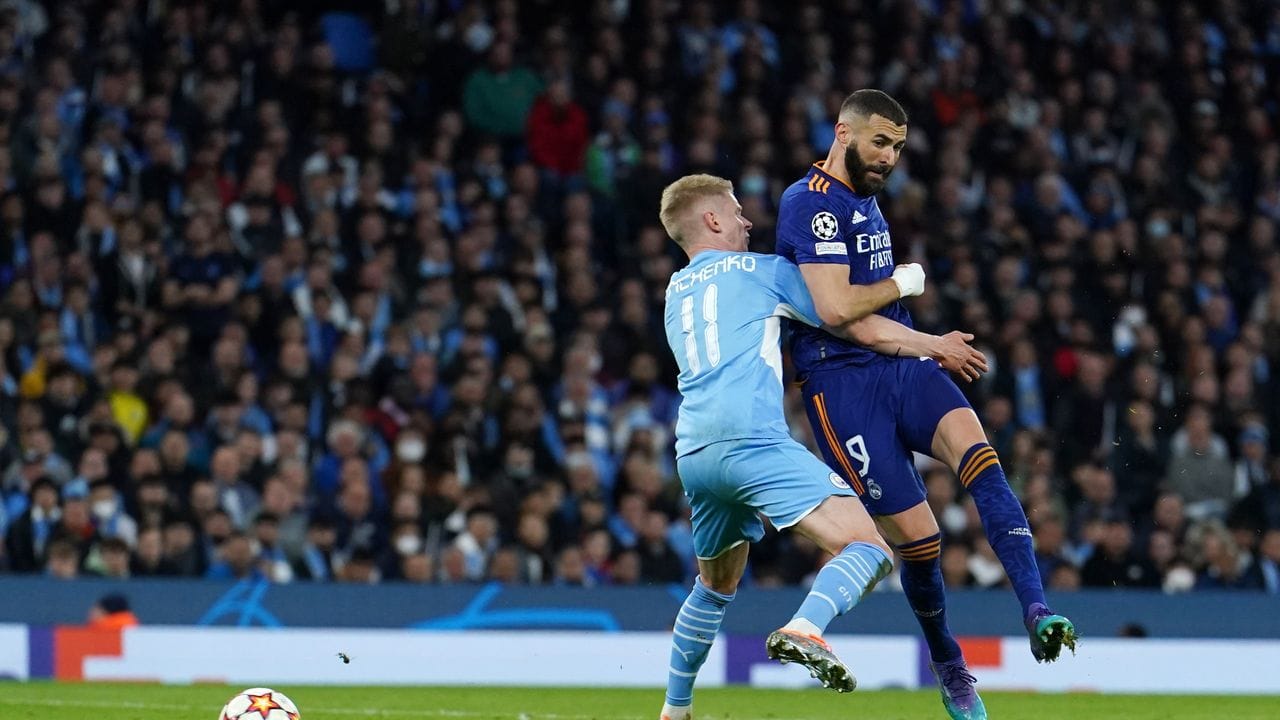 Karim Benzema (r) von Real Madrid trifft zum 2:1 für Real Madrid.