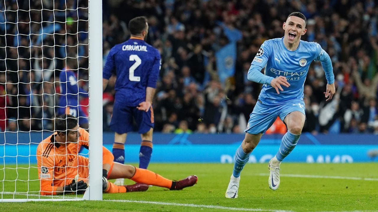 Phil Foden (r) dreht nach seinem Treffer zum 3:1 für Manchester vor dem Tor ab. Phil Foden (r) dreht nach seinem Treffer zum 3:1 für Manchester vor dem Tor ab.