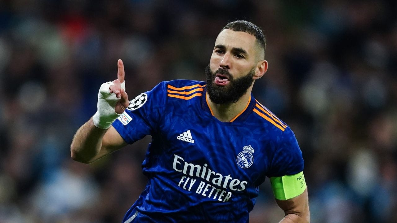 Karim Benzema von Real Madrid jubelt über seinen verwandelten Elfmeter. Karim Benzema von Real Madrid jubelt über seinen verwandelten Elfmeter.