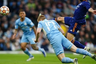 Kevin De Bruyne (M) von Manchester City köpft zum 1:0 gegen Real Madrid ein.