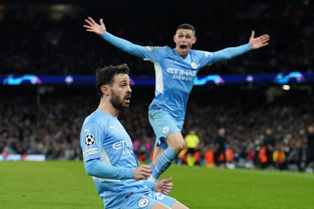 Bernardo Silva (vorne) hat das 4:2 für Manchester City erzielt und feiert sein Tor.