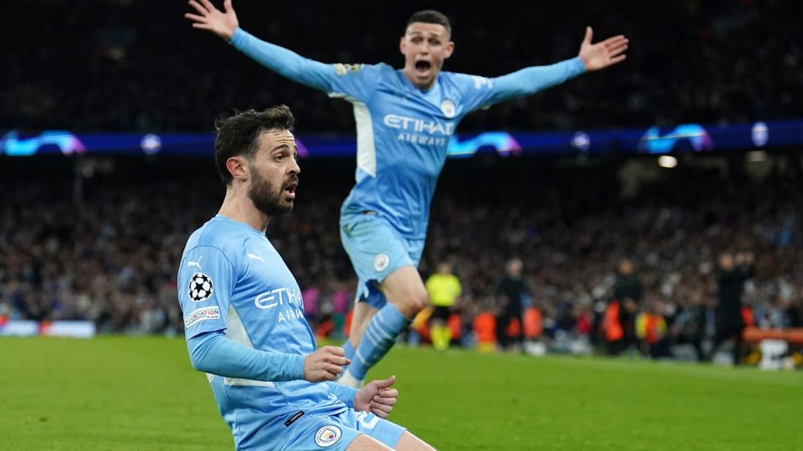 Bernardo Silva (vorne) hat das 4:2 für Manchester City erzielt und feiert sein Tor. Bernardo Silva (vorne) hat das 4:2 für Manchester City erzielt und feiert sein Tor.