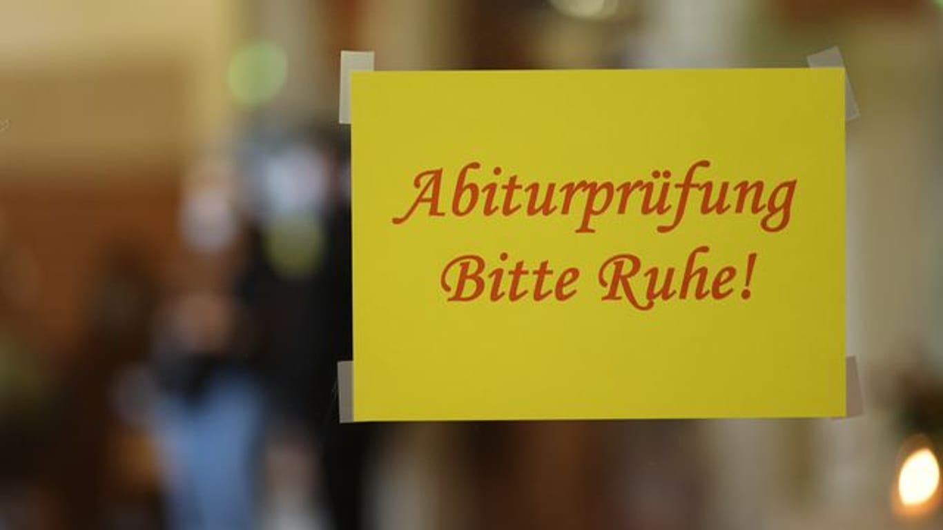 "Abiturprüfung - Bitte Ruhe!" steht auf einem Schild im Flurbereich eines Gymnasiums (Symbolbild): In Hessen starten die schriftlichen Abiturprüfungen.