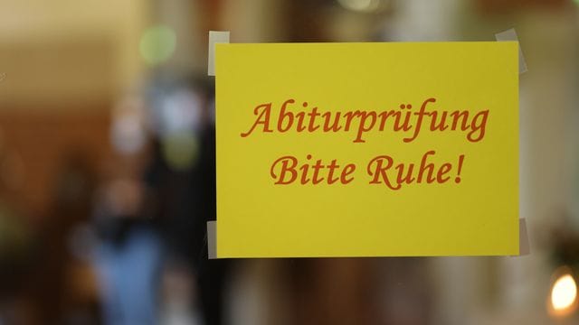 "Abiturprüfung - Bitte Ruhe!" steht auf einem Schild im Flurbereich eines Gymnasiums (Symbolbild): In Hessen starten die schriftlichen Abiturprüfungen.