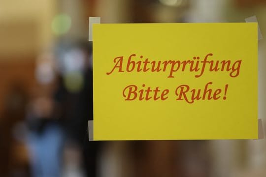 "Abiturprüfung - Bitte Ruhe!" steht auf einem Schild im Flurbereich eines Gymnasiums (Symbolbild): In Hessen starten die schriftlichen Abiturprüfungen.